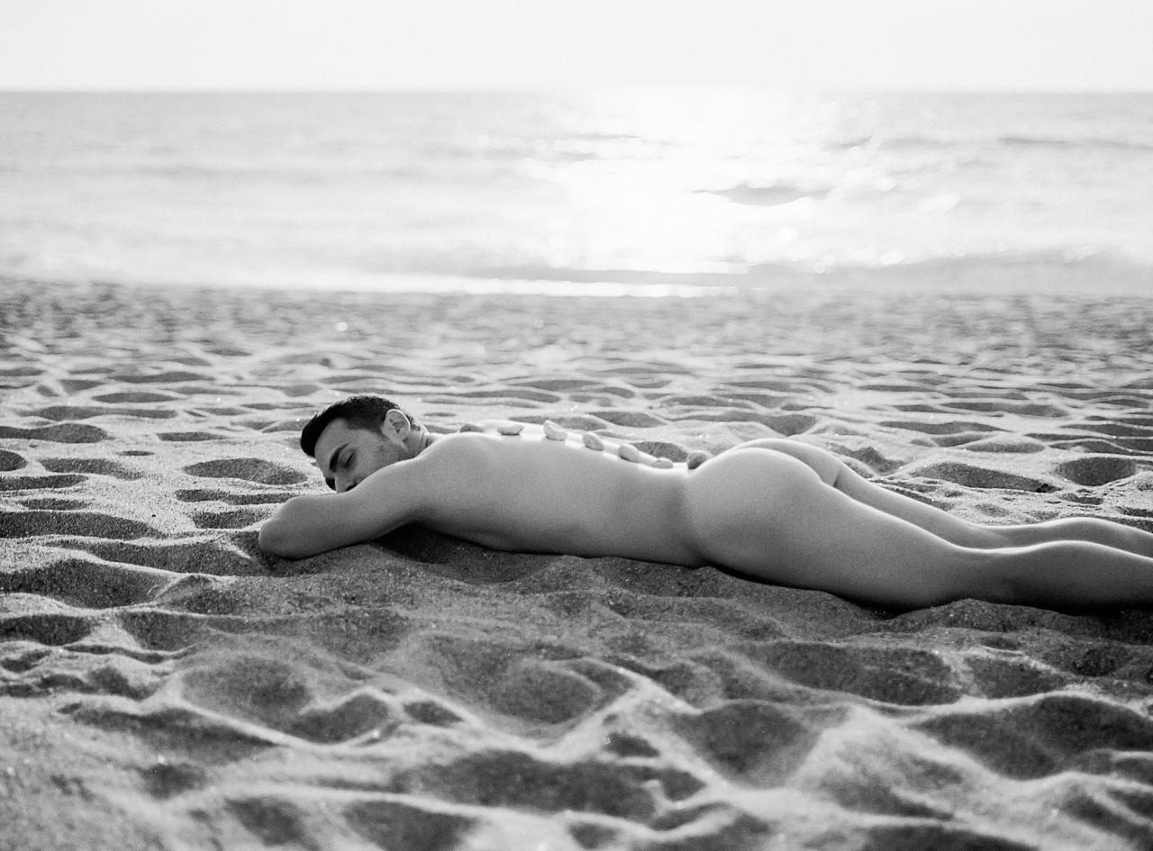 Julen Torres: the Basque guy who strips everything off on the beach and lets you watch
