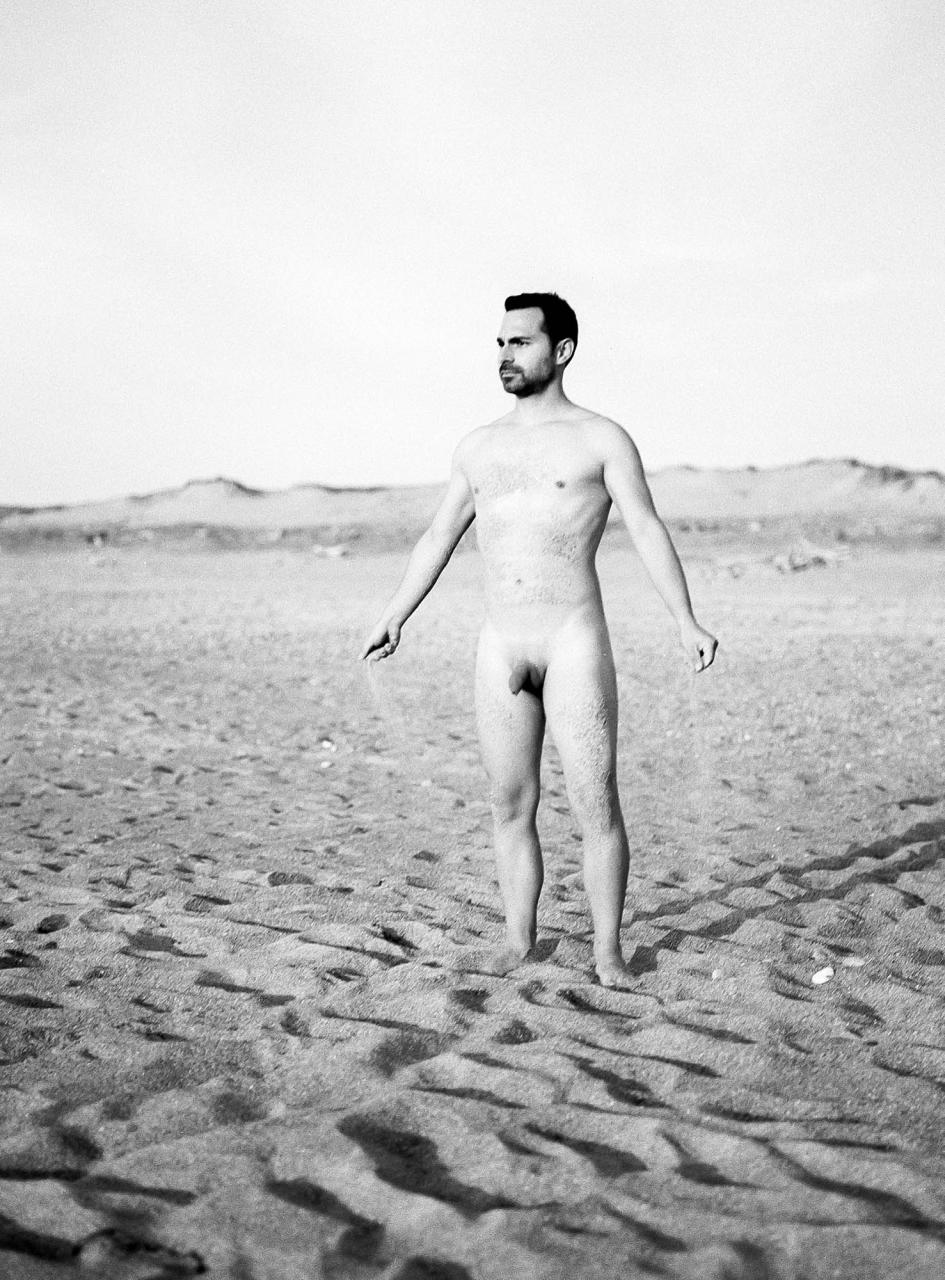 Julen Torres: the Basque guy who strips everything off on the beach and lets you watch