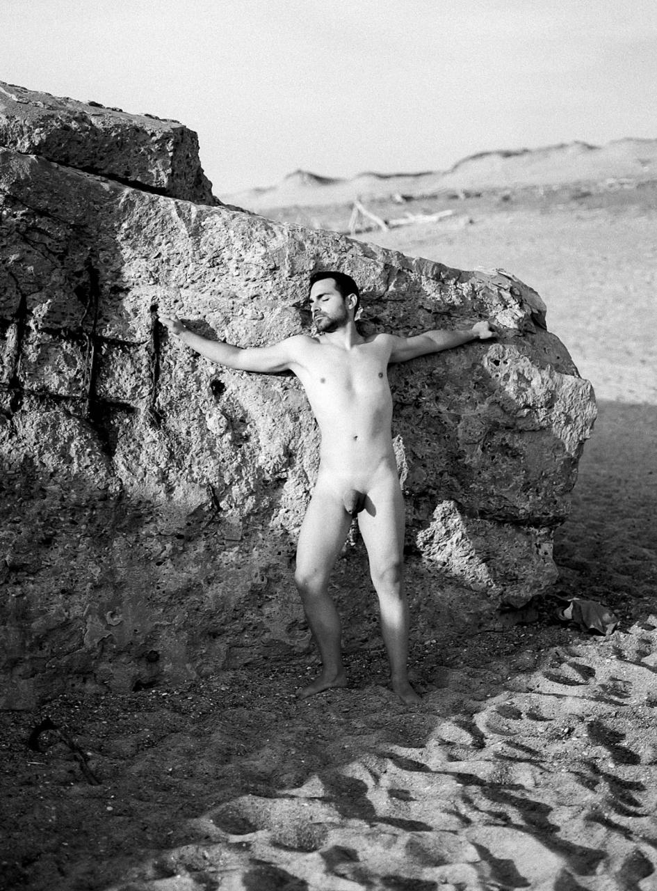 Julen Torres: the Basque guy who strips everything off on the beach and lets you watch