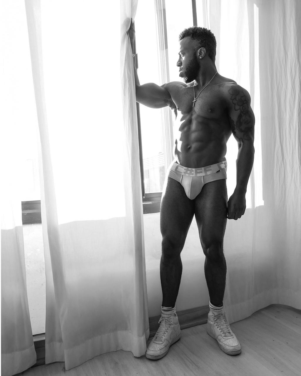 Kyle Smiles: The Montreal dancer with a sculpted body who strips it all off with a smile