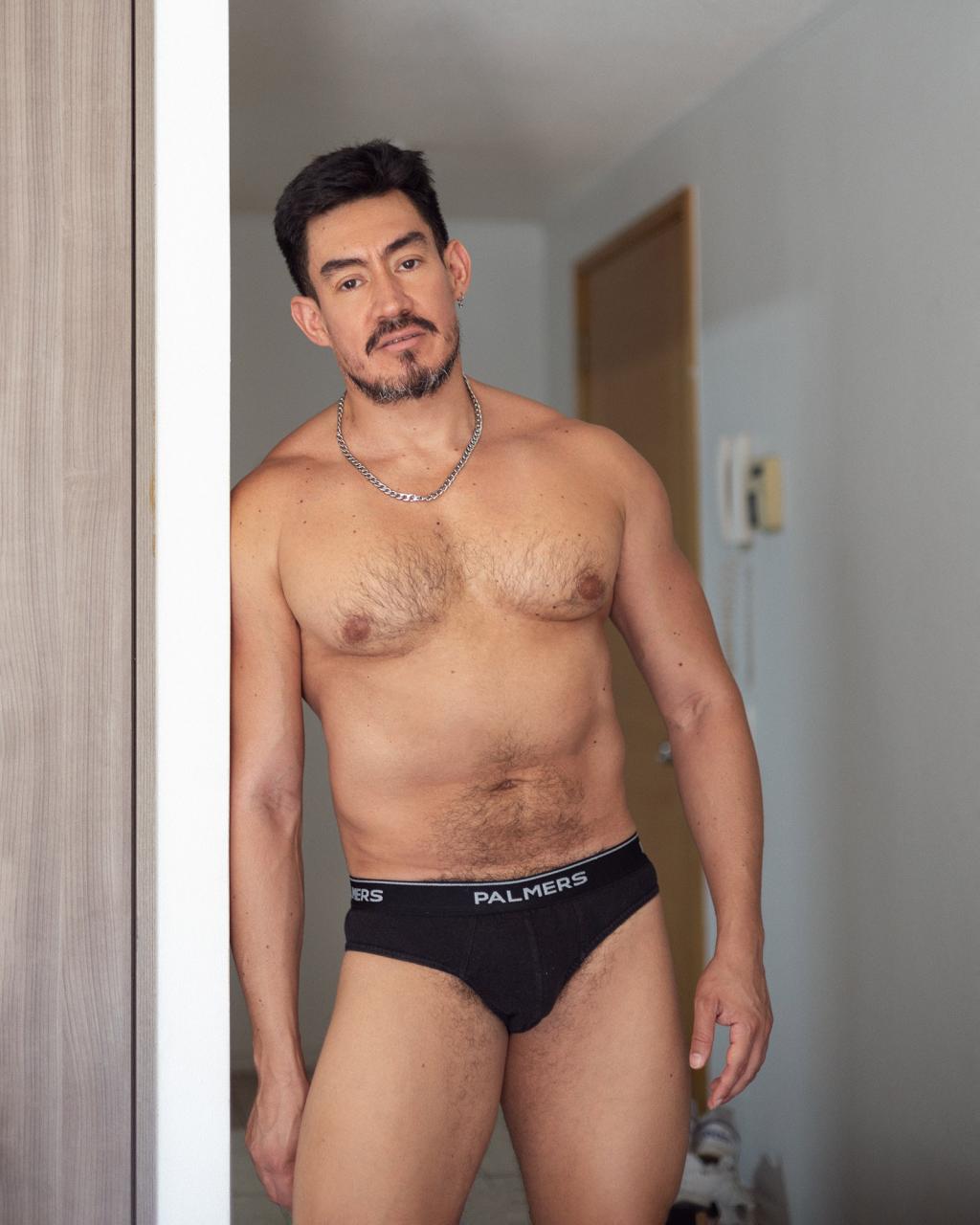 Marcelo Salgado: Chilean daddy poses in underwear