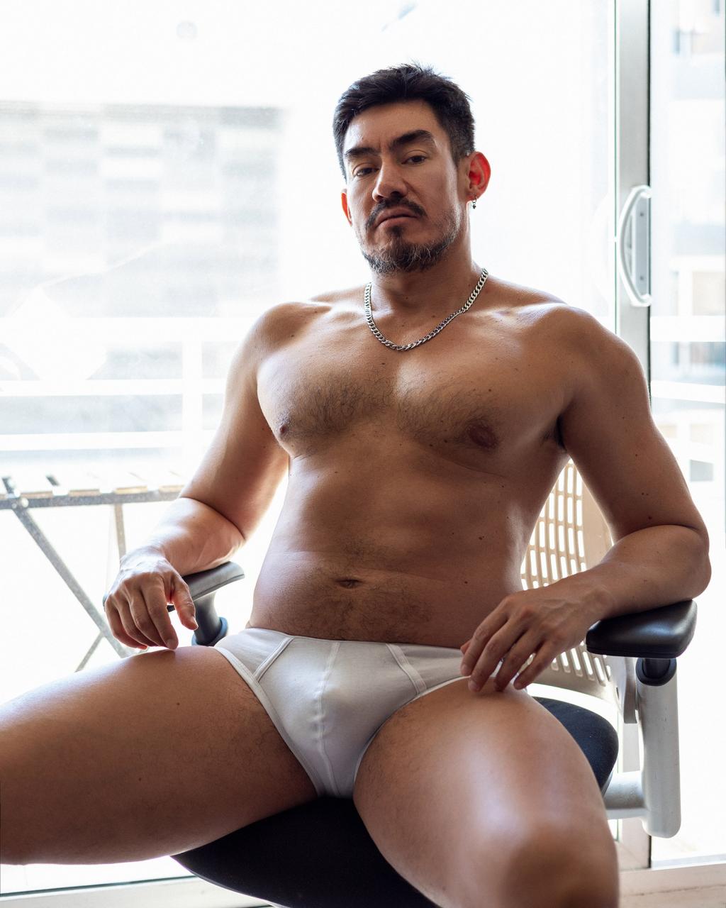 Marcelo Salgado: Chilean daddy poses in underwear