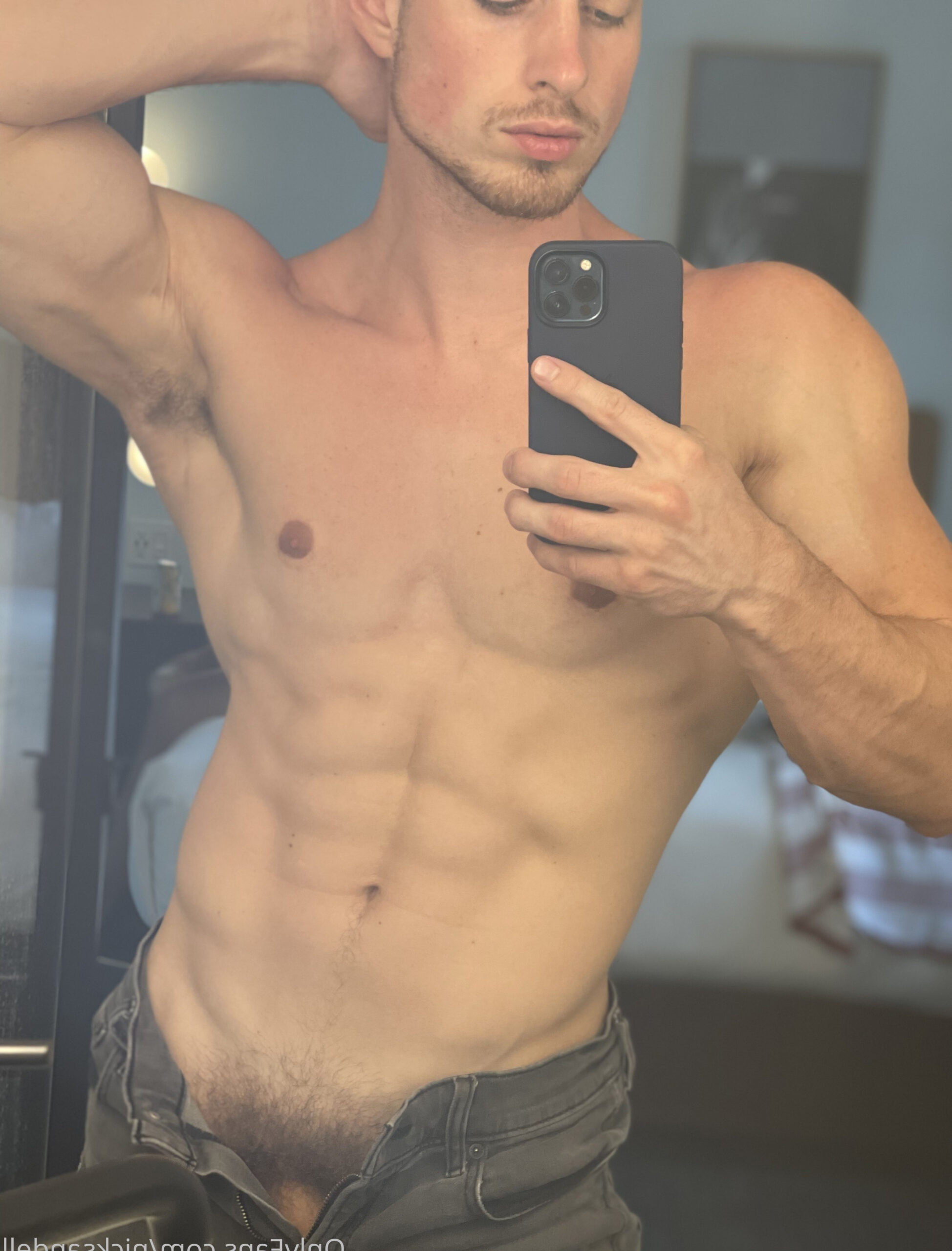 Nick Sandell, the naked insta-influencer!