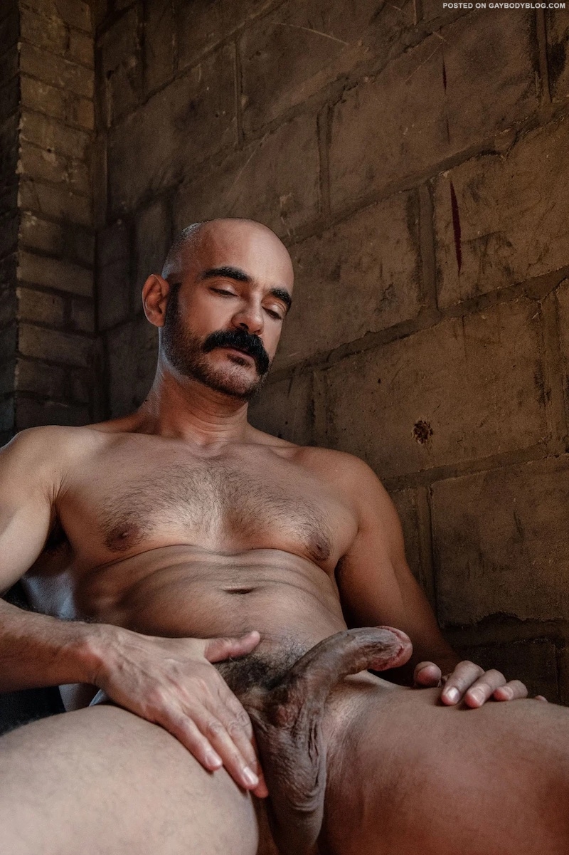 Nude Daddy Model Tony Dazzle Shows Hard!