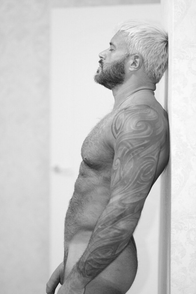 Platinum blonde hair, brown beard and bear torso: what a sexy man!