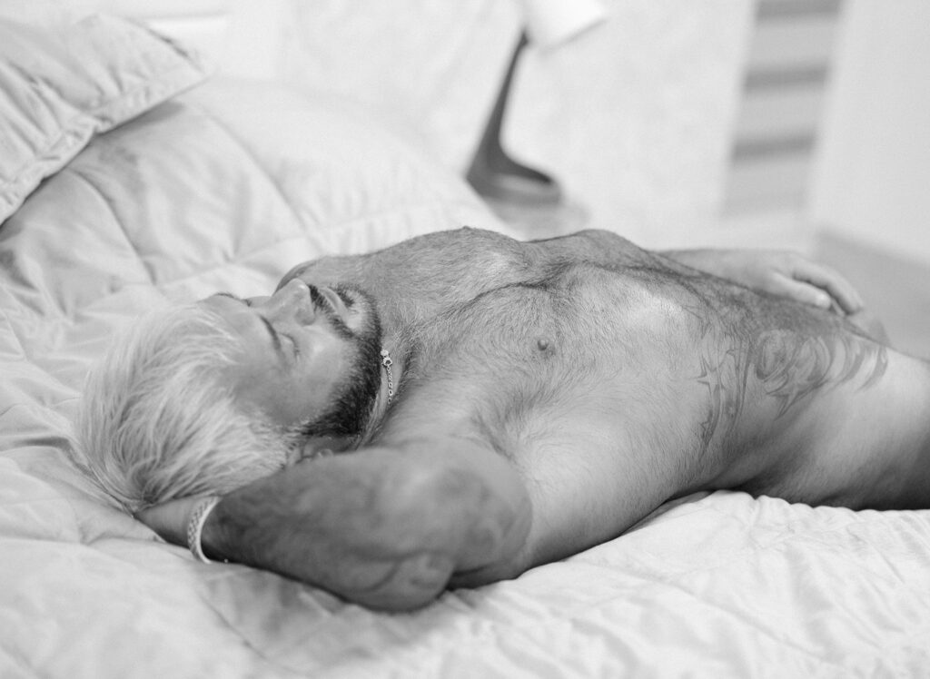 Platinum blonde hair, brown beard and bear torso: what a sexy man!