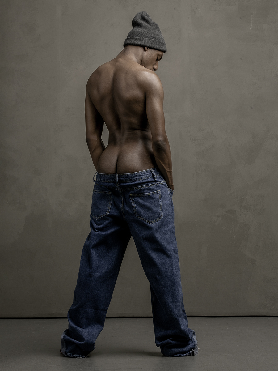 Shanaree: the living statue in baggy jeans who undresses you with his eyes