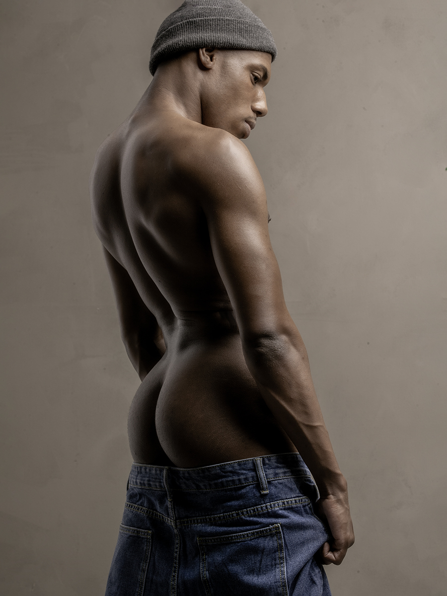 Shanaree: the living statue in baggy jeans who undresses you with his eyes