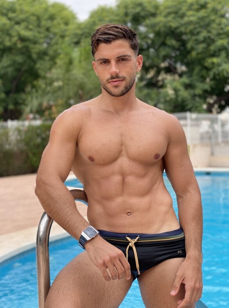 Spanish holidays with the Alluring Guille Chóa
