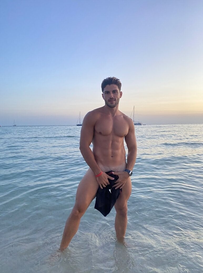 Spanish holidays with the Alluring Guille Chóa