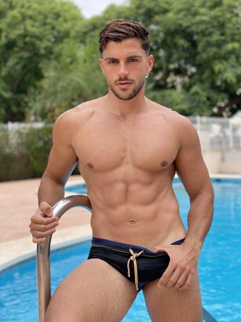 Spanish holidays with the Alluring Guille Chóa