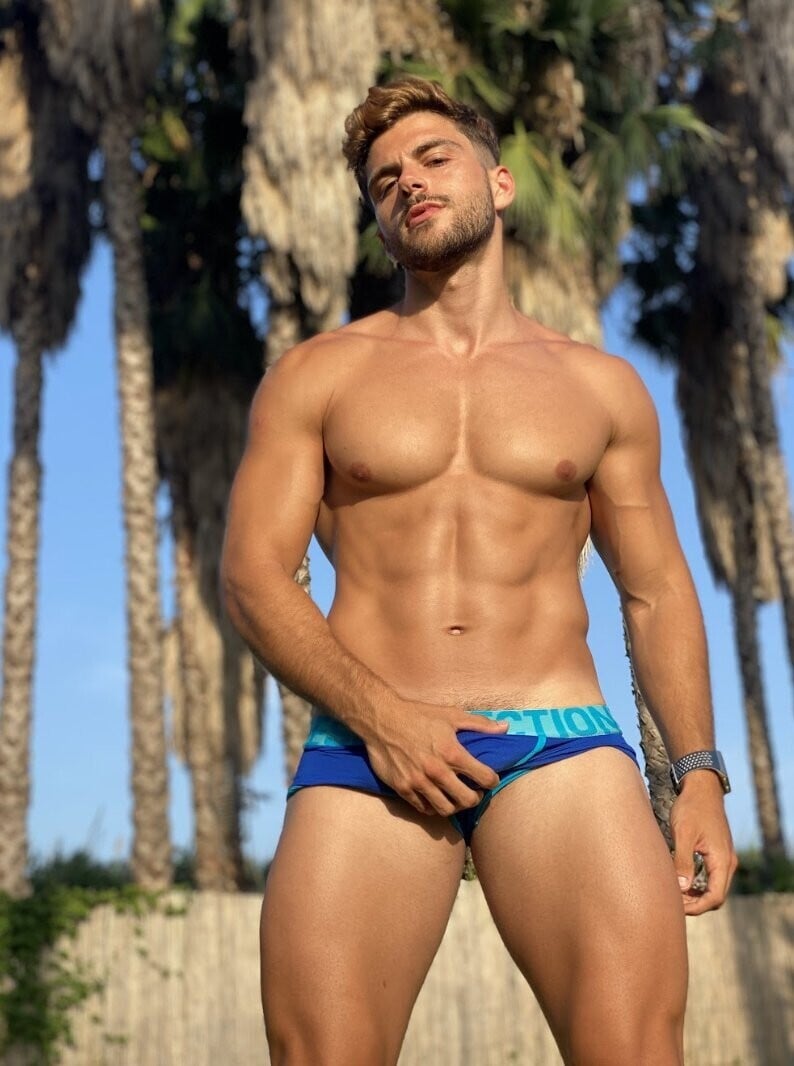 Spanish holidays with the Alluring Guille Chóa
