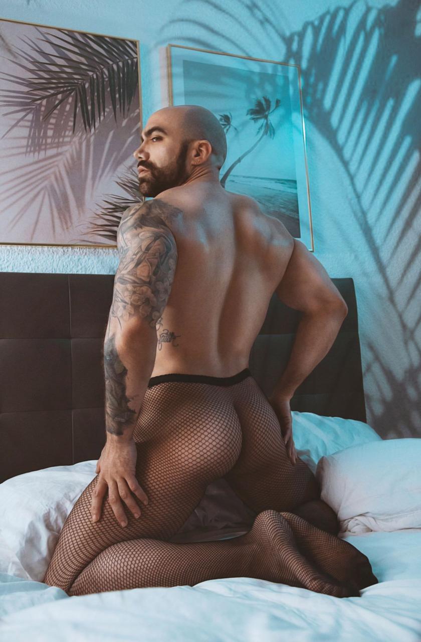 The generous curves and arch of Jesús