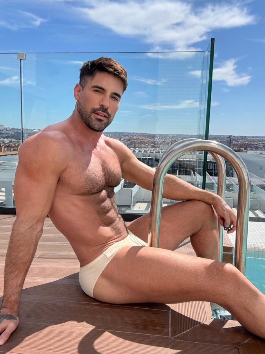 Thiago Lazzarato: the Brazilian daddy who makes you forget all the others