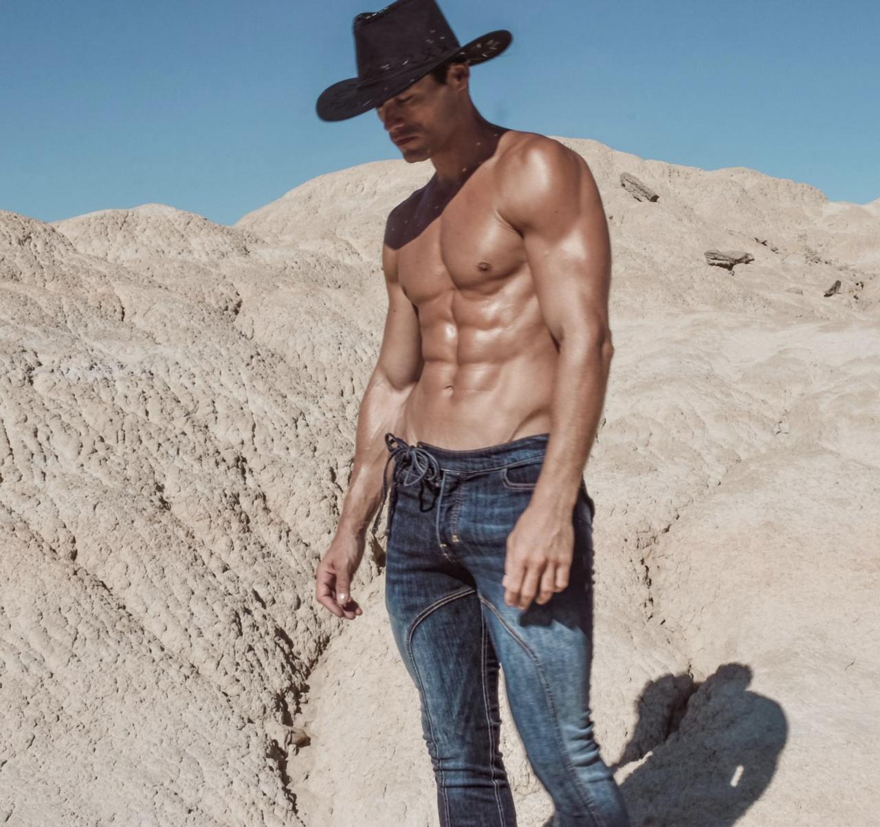 WELL MOLDED – Joohnnneda by Gustavlag for RUFSKIN.