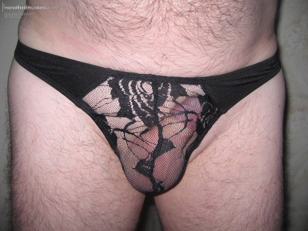 Voici une photo de mon string en dentelle noir que je porte souvent !!. Here is a picture of my black lace thong that I wear often !!.