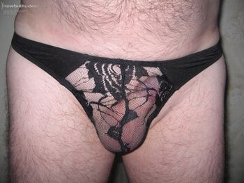 Voici une photo de mon string en dentelle noir que je porte souvent !!. Here is a picture of my black lace thong that I wear often !!.