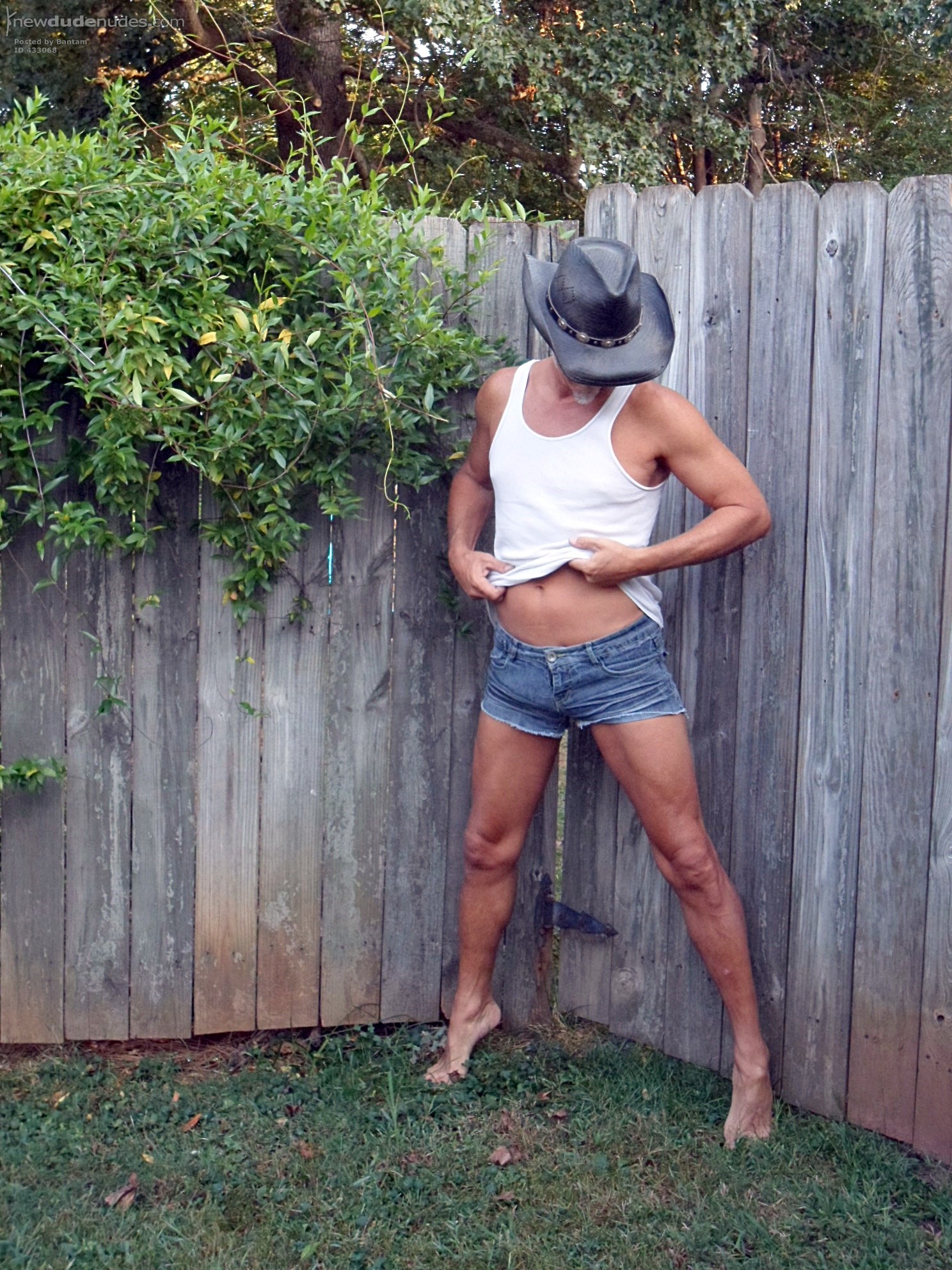 Leave a comment if you like my attire <img class="emoji emoji-wink" src="/_common/modules/emoji/images/wink.gif" alt="wink" title="wink" />