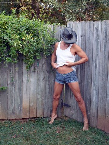 Leave a comment if you like my attire <img class="emoji emoji-wink" src="/_common/modules/emoji/images/wink.gif" alt="wink" title="wink" />