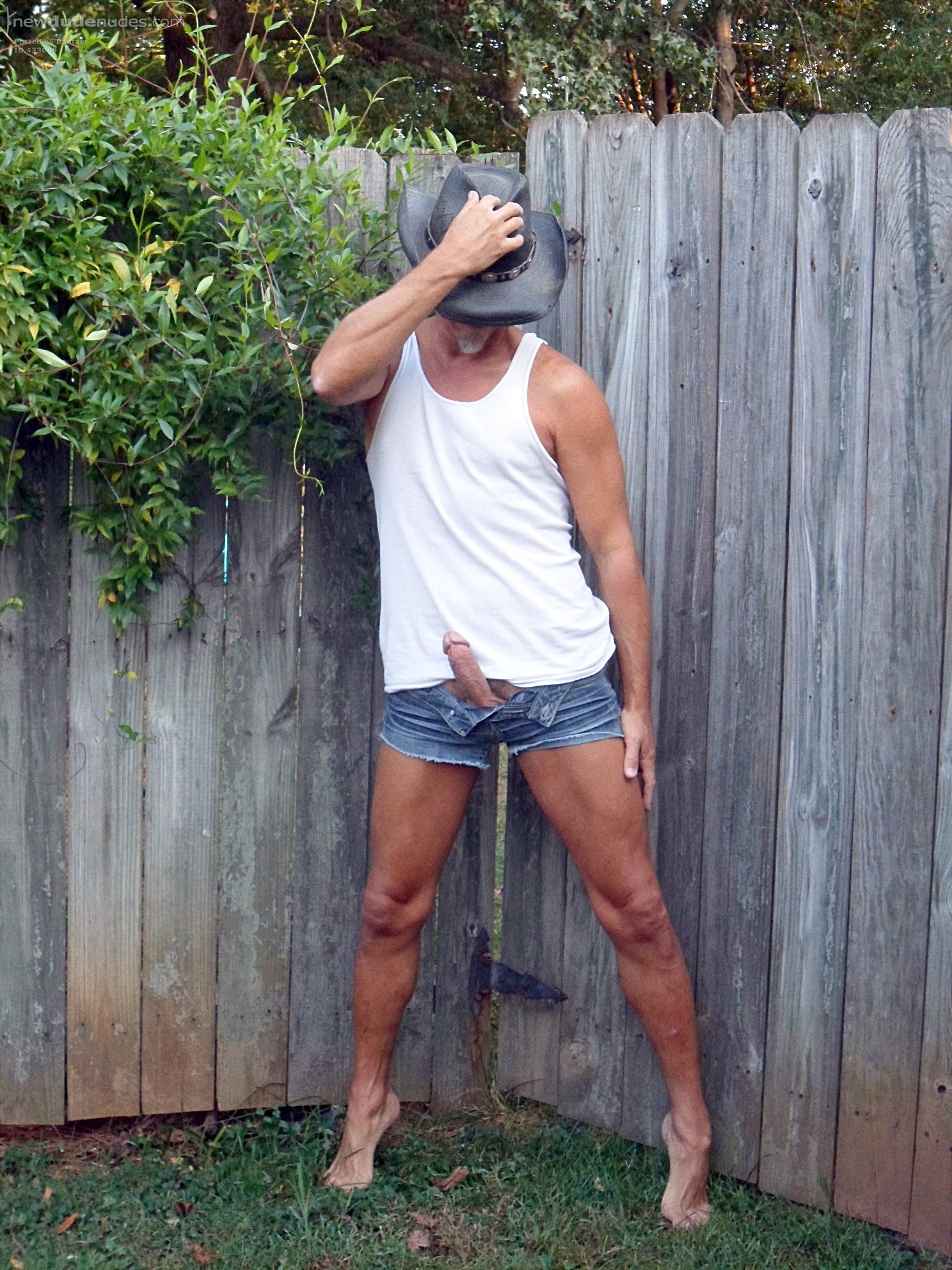 Leave a comment if you like my attire <img class="emoji emoji-wink" src="/_common/modules/emoji/images/wink.gif" alt="wink" title="wink" />