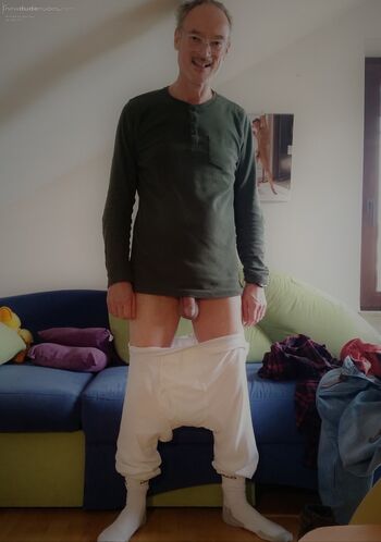 Getting off my white long Johns underwear (lange Unterhosen), wearing white socks: and always showing my face) (Berndis, 2021.11)