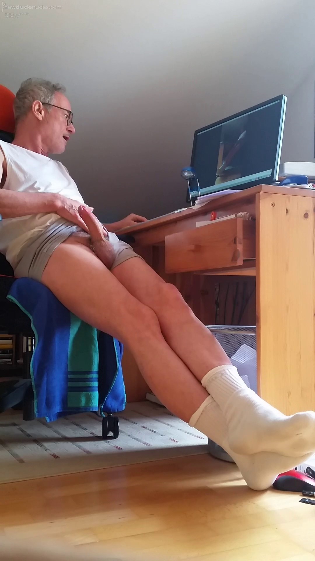 showing my dick and balls and face for the cam
