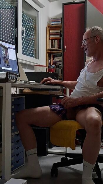 me masturbating, jerking in fornt of cam as exhibitionist for voyeurs
